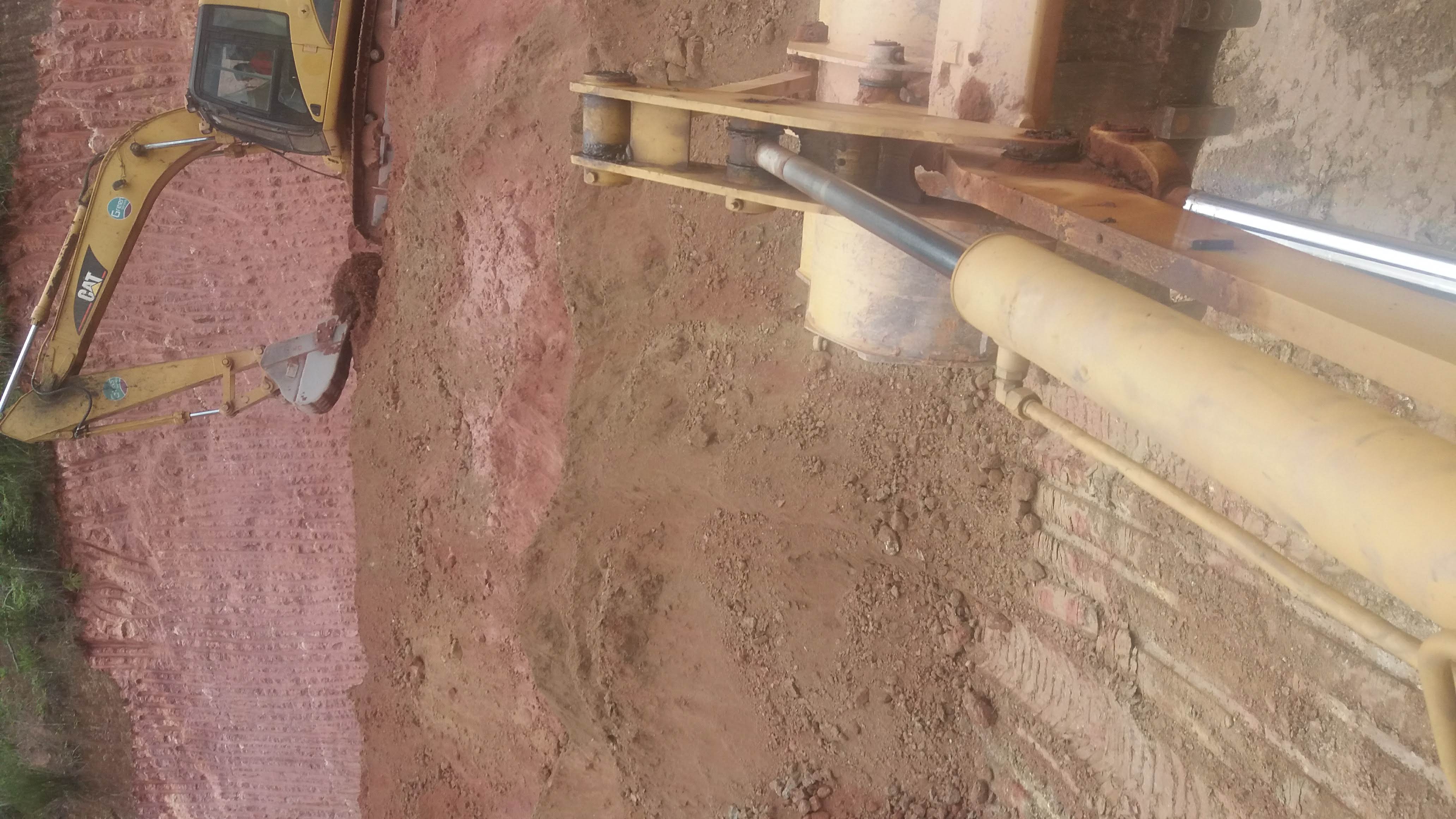 Escavadeira Caterpillar em operação de terraplenagem